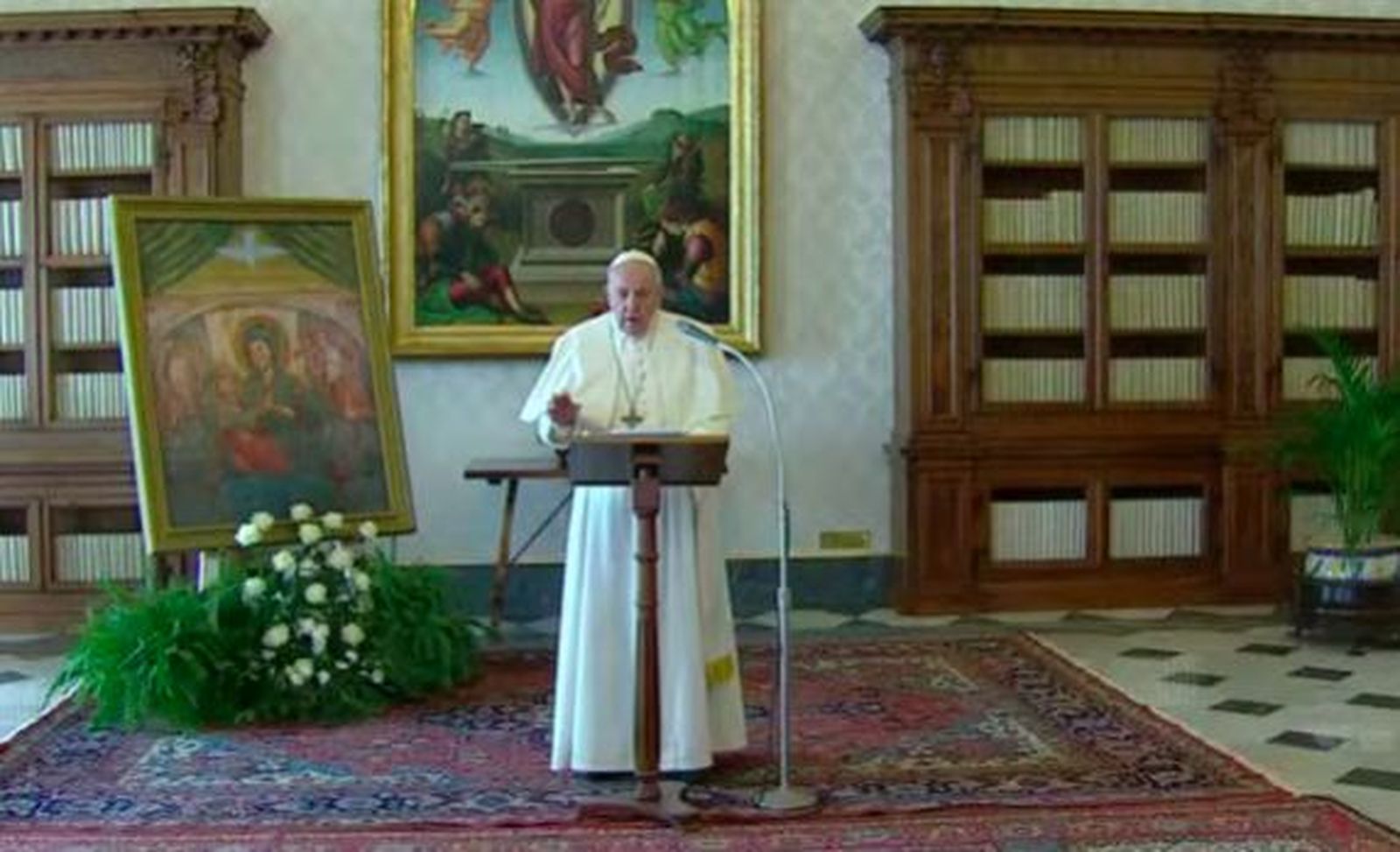 Francisco reza el Angelus desde la biblioteca del palacio apostólico