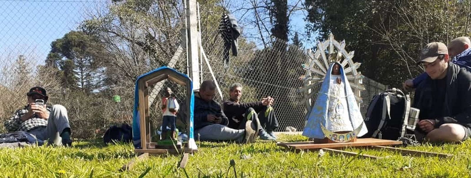 Peregrinos descansan