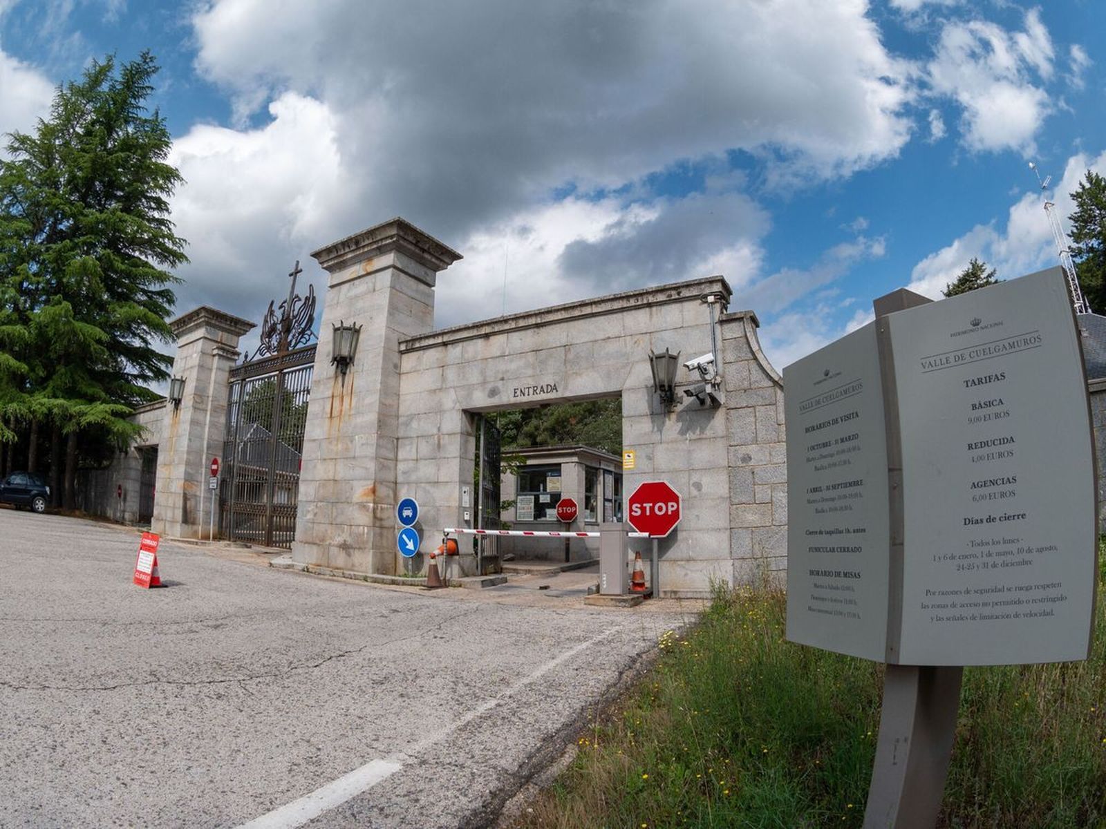 Acceso al recinto de la basílica del Valle de Cuelgamuros