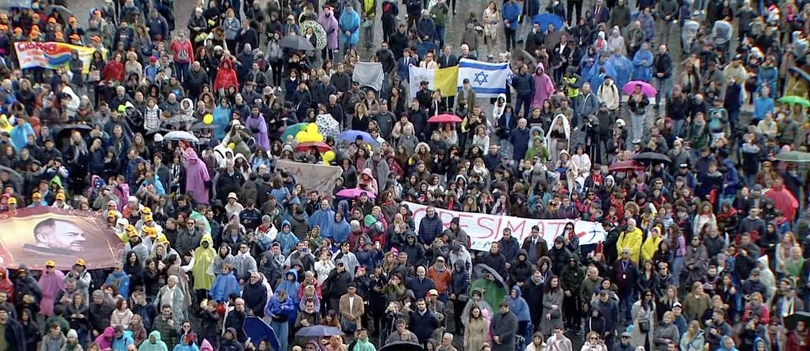 Fieles en la plaza de San Pedro