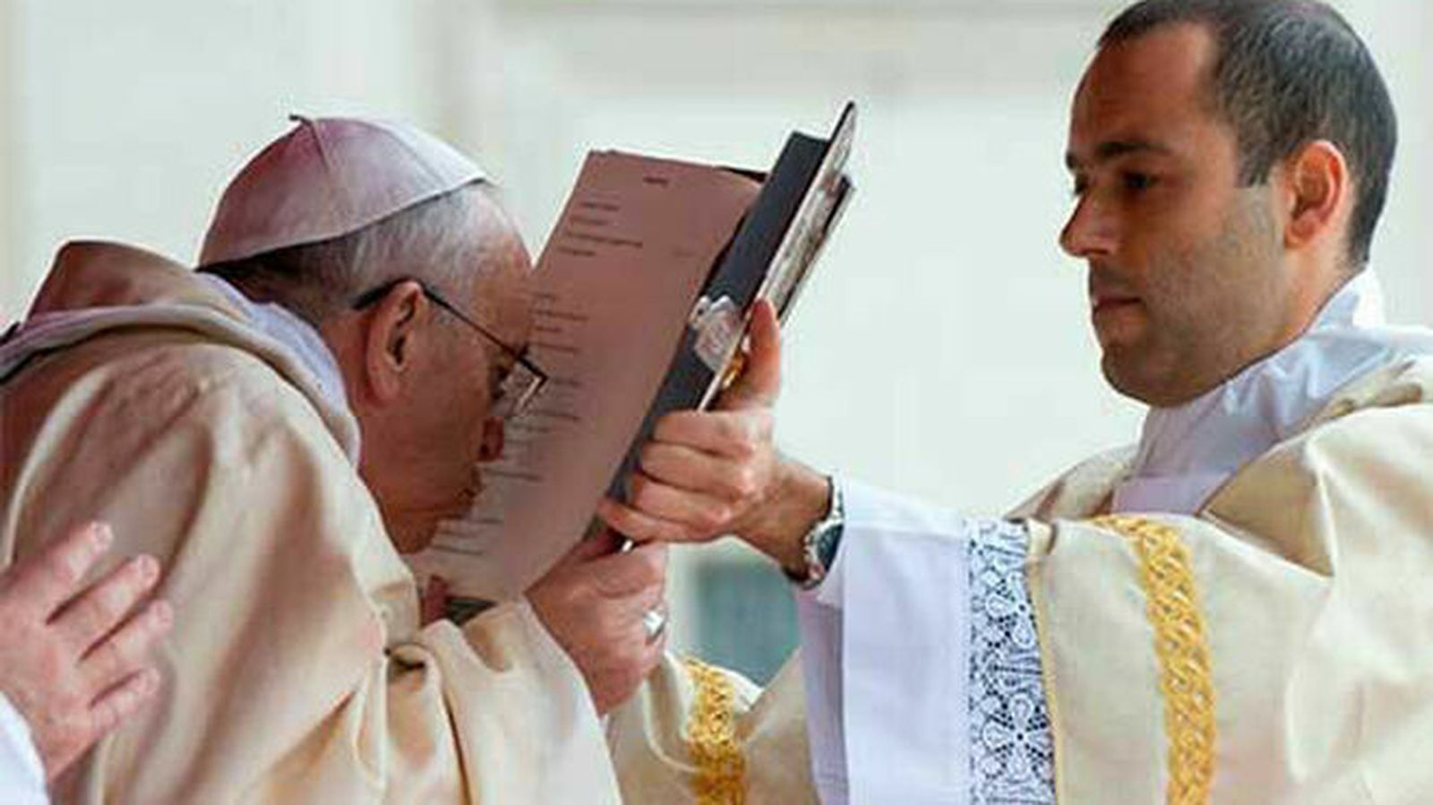 El Papa regalará ejemplares de la Biblia a refugiados, periodistas y pobres