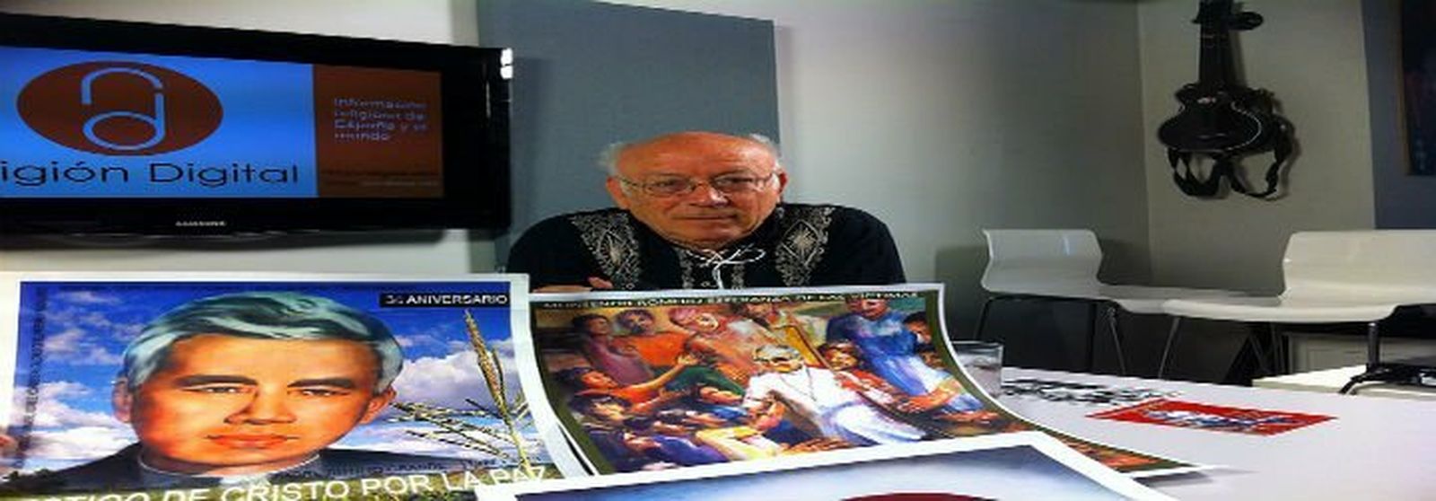 Daniel Sánchez Barbero junto a imágenes del beato Romero