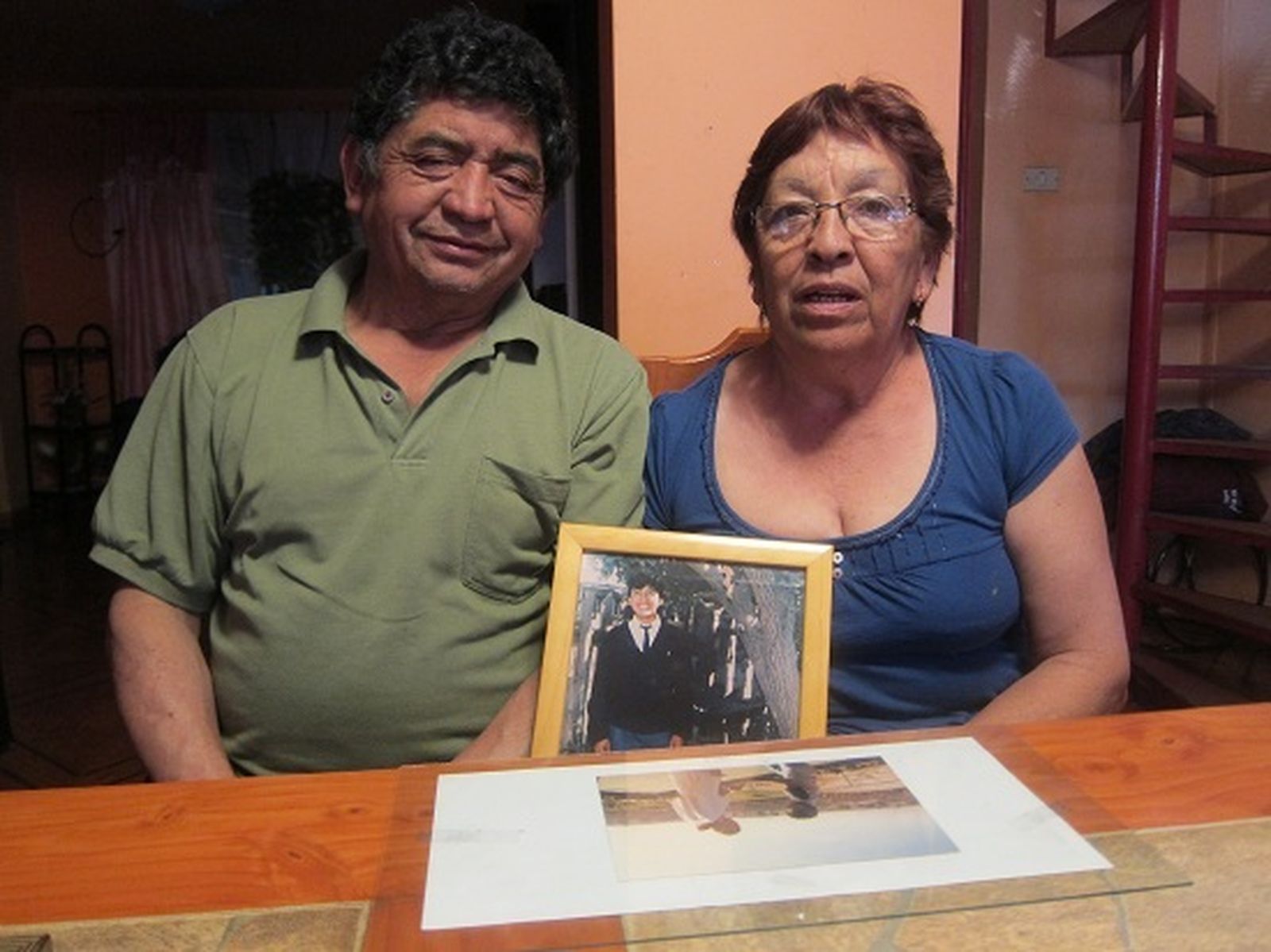 Mario Mejias y su esposa con el recuerdo diario del hijo que les arrebató la dictadura de Pinochet