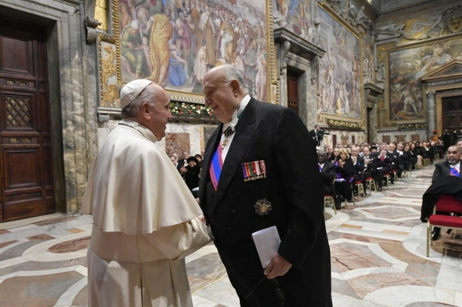 Saludando al cuerpo diplomático en el Vaticano