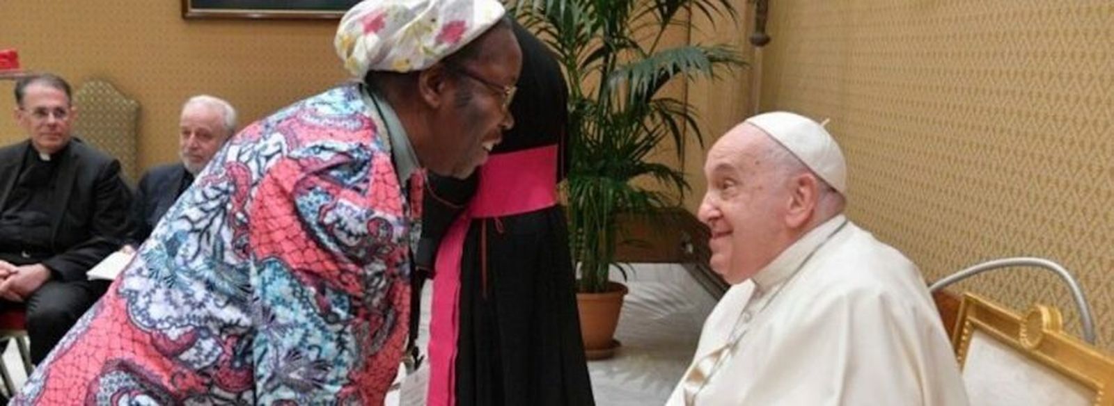 Francisco habla con una de las teólogas de la Comisión Teológica Internacional