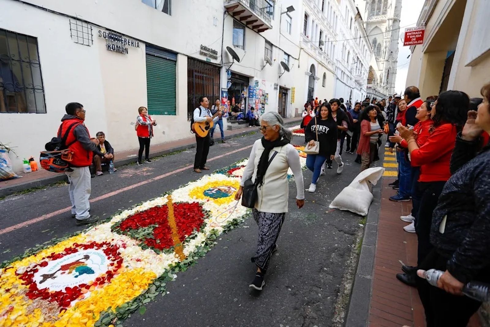Alfombras de flores. Procesión del Corpus Christi en Quito