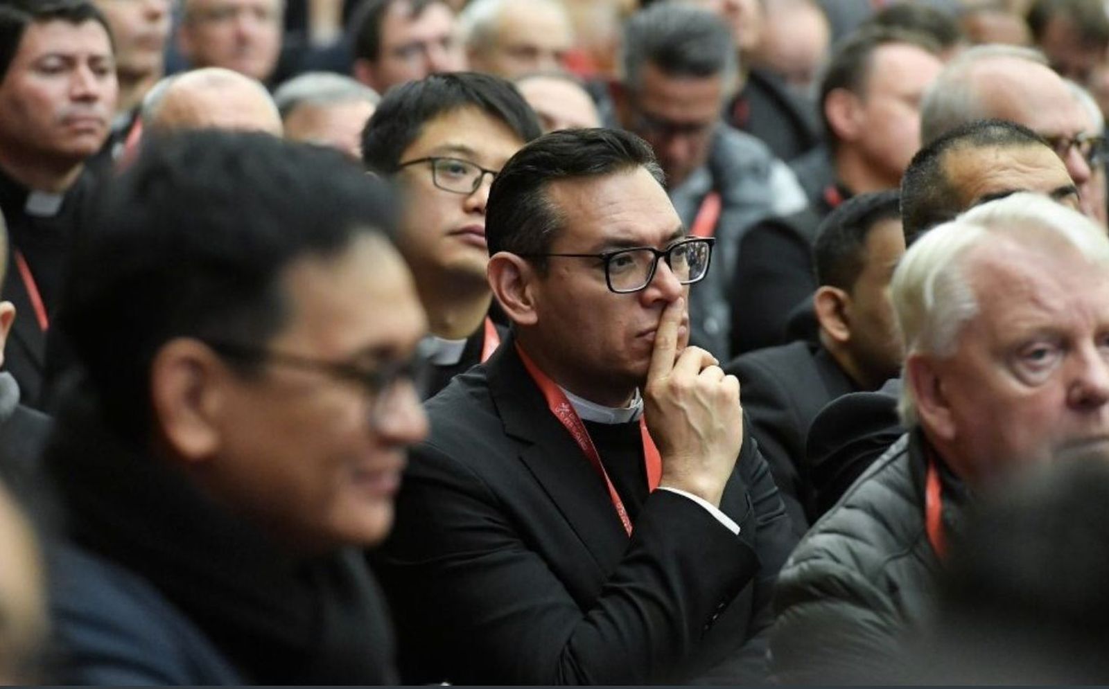 Uno de los sacerdotes asistentes a la audiencia del papa Francisco