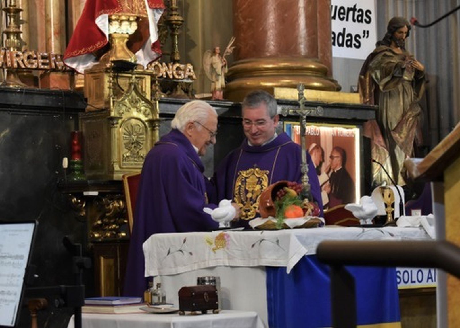 Fernando Prado, con el padre Ángel