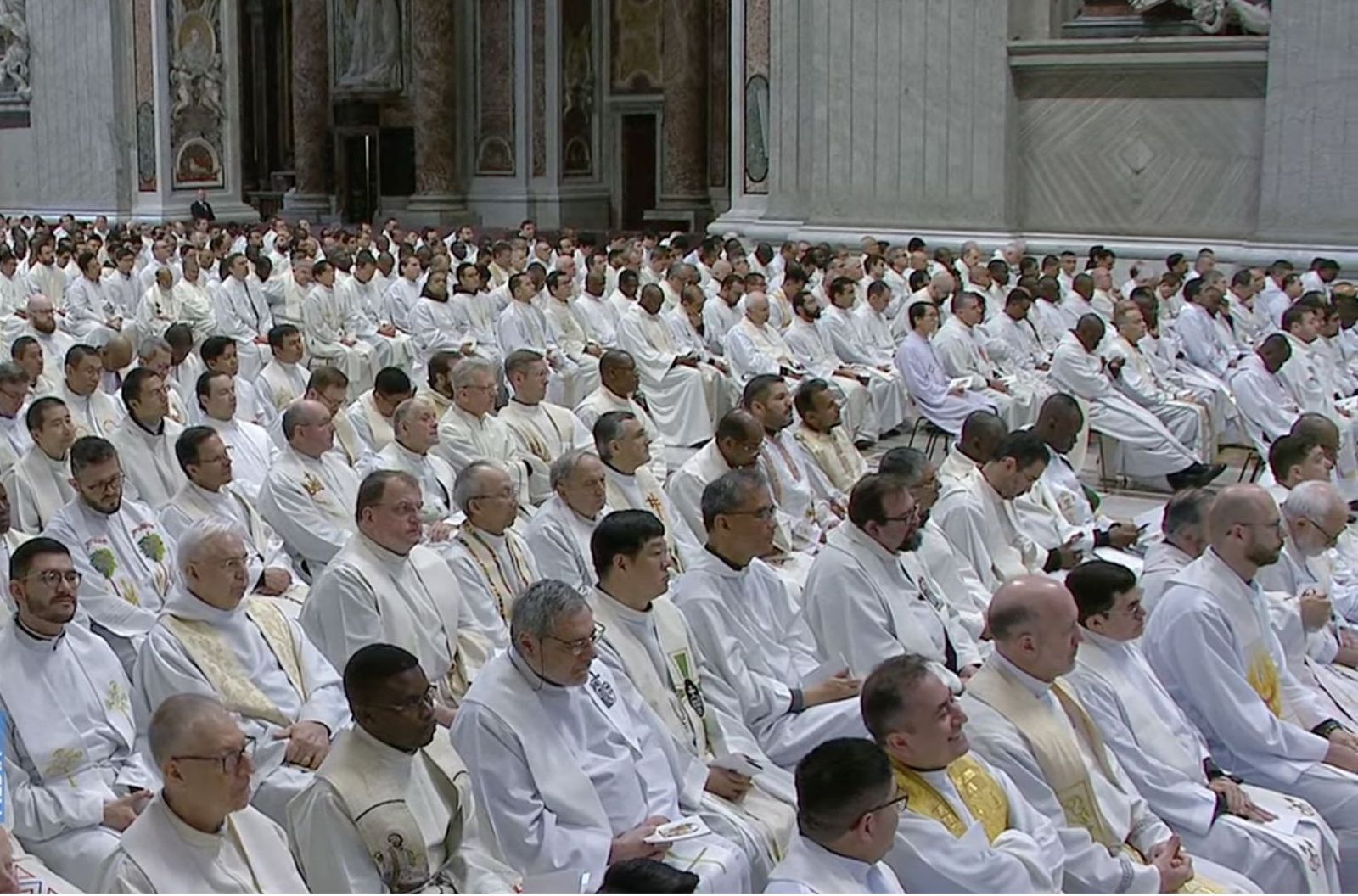 Sacerdotes asistentes a la misa crismal en la basílica de San Pedro