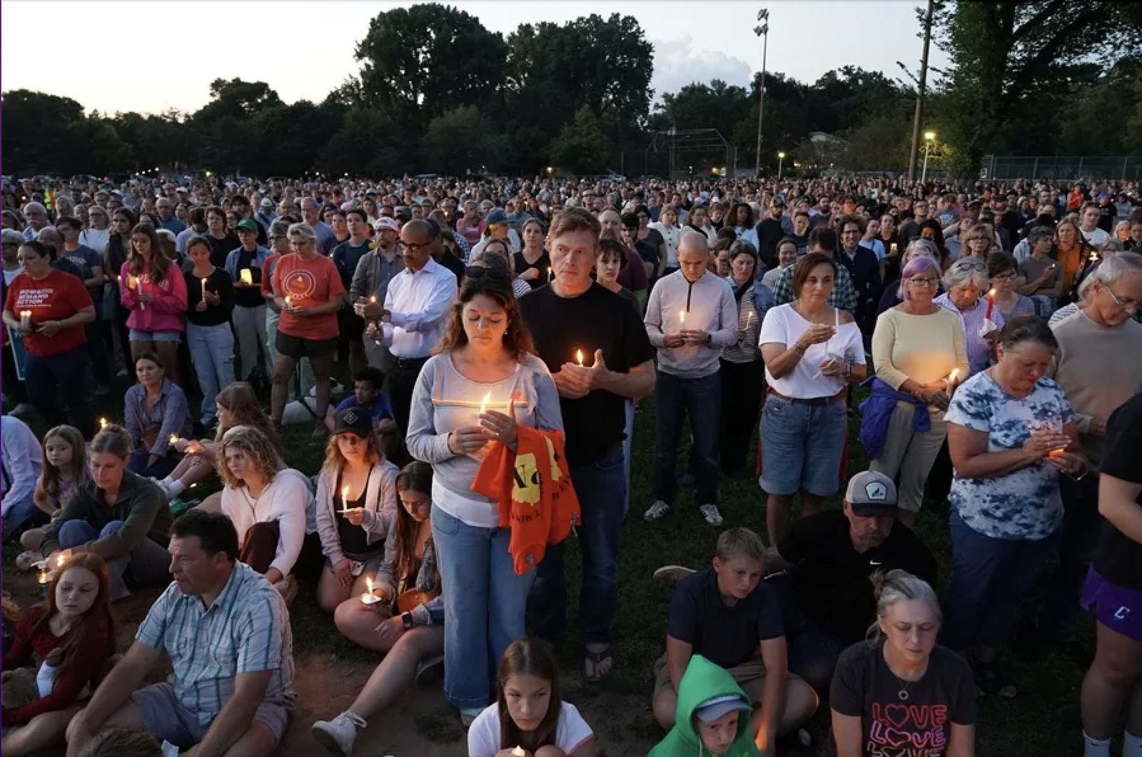 Cientos de personas, en la vigilia por las víctimas del tiroteo