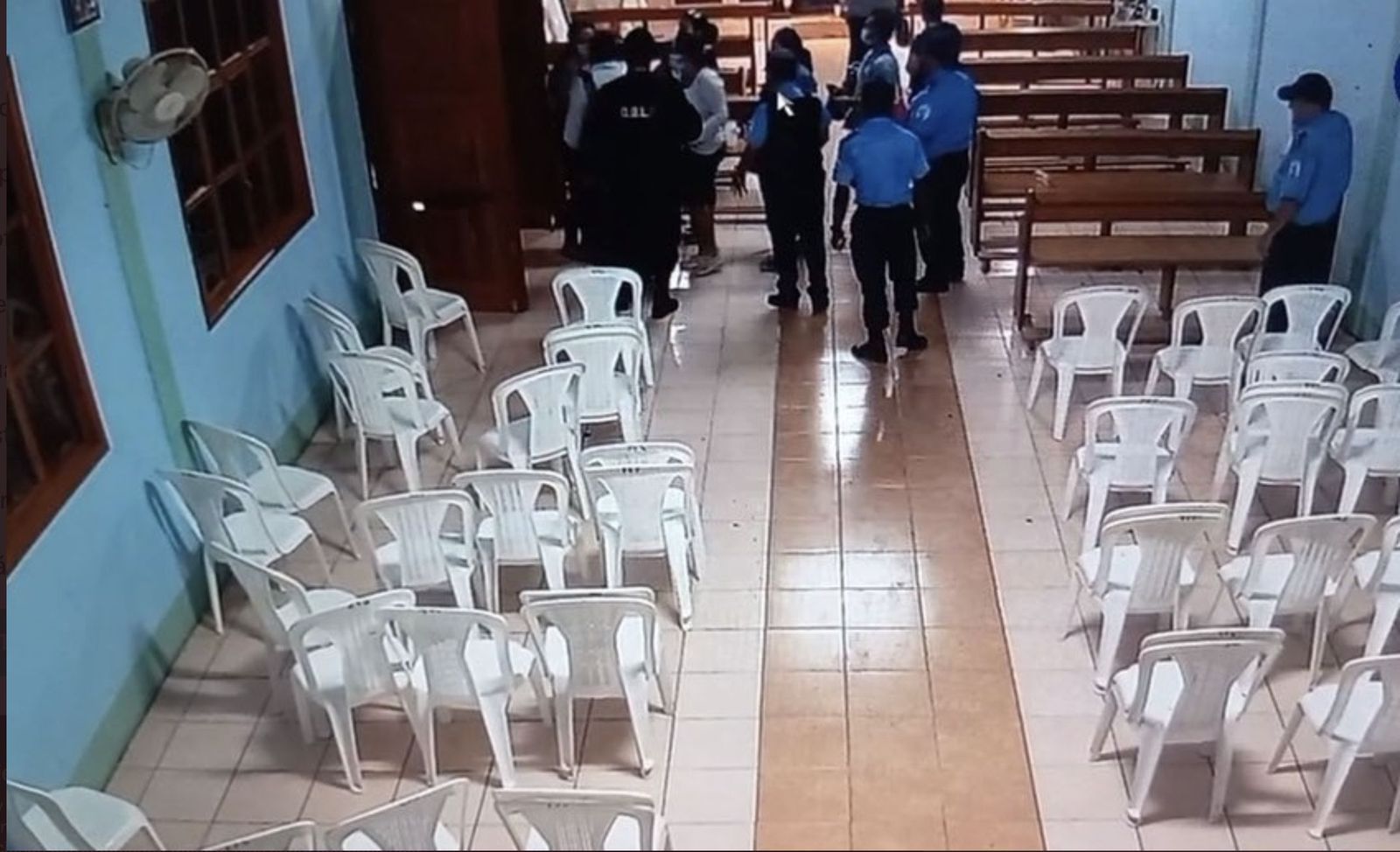 Policías nicaragüenses irrumpen en ola capilla