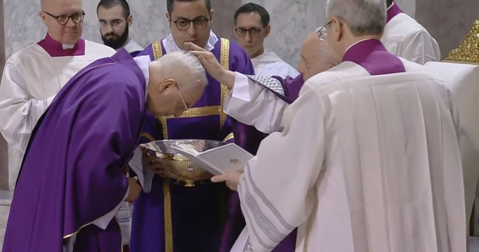 El Papa impone la ceniza