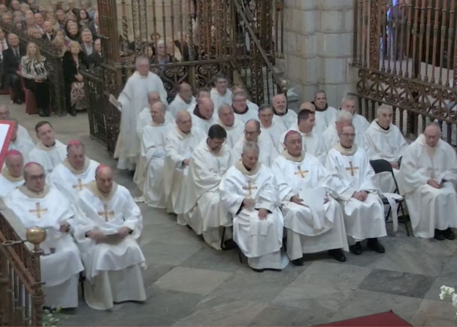 Algunos de los obispos y sacerdotes presentes en la toma de posesión de Carballo