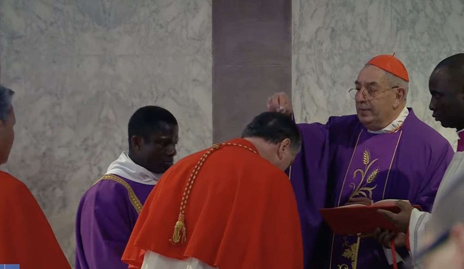 de Donatis impone la ceniza al cardenal Artime