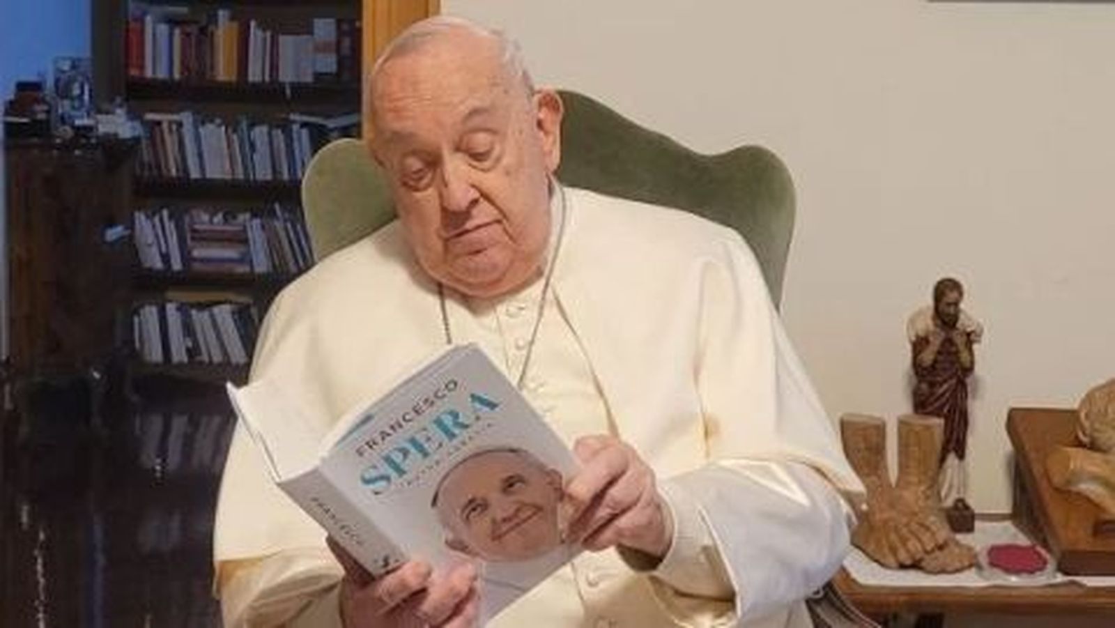 Francisco hojea su autobigrafía