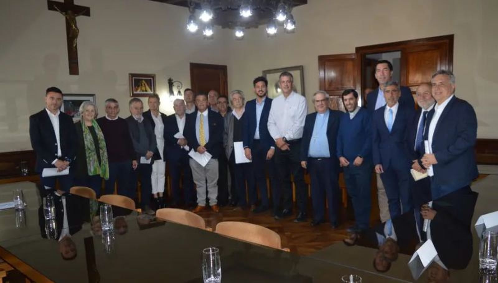 Ángel Rossi, arzobispo de Córdoba, con un grupo de candidatos