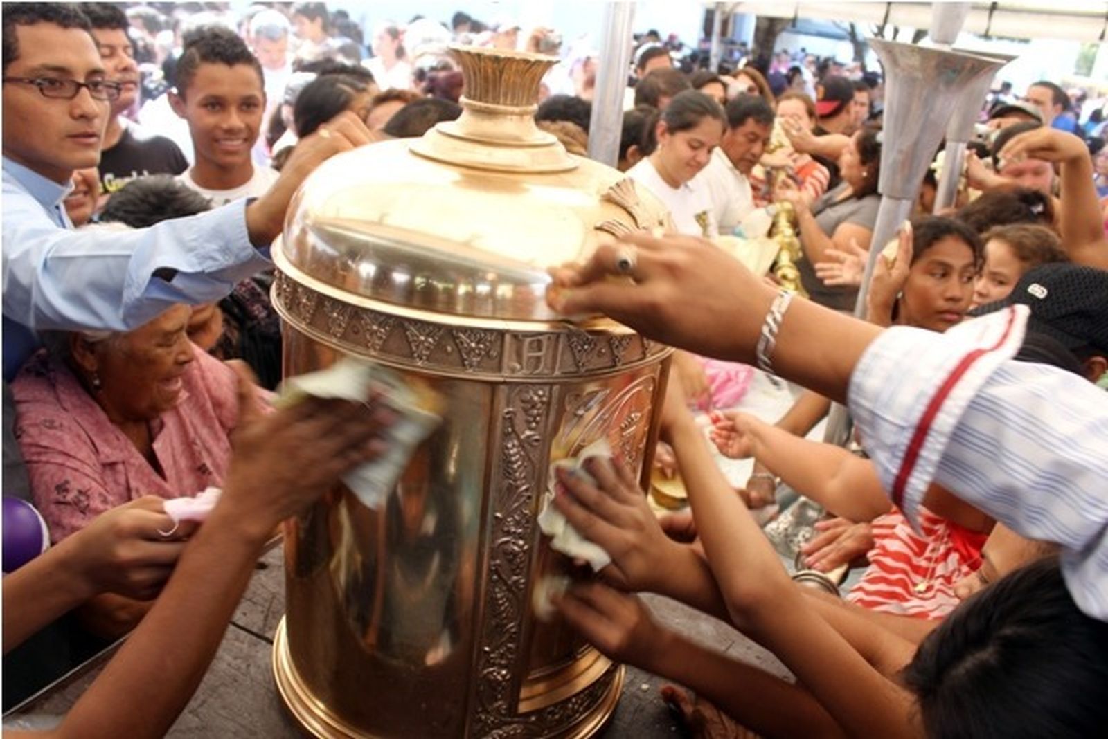 El coronavirus impide repartir la 'Lavada de la Plata' entre los asistentes al ritual mariano de Nicaragua