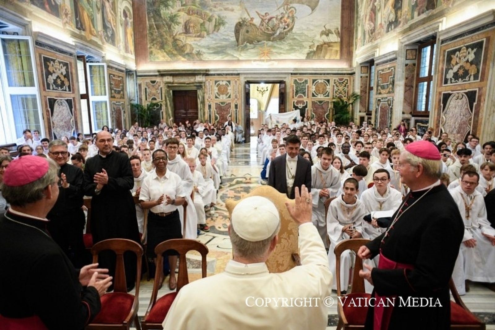 León XIV, con los monaguillos franceses