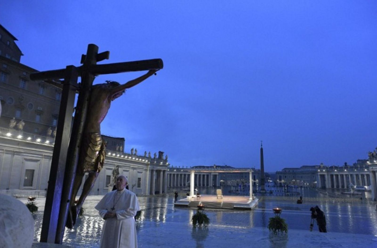 Rezando ante el crucifijo