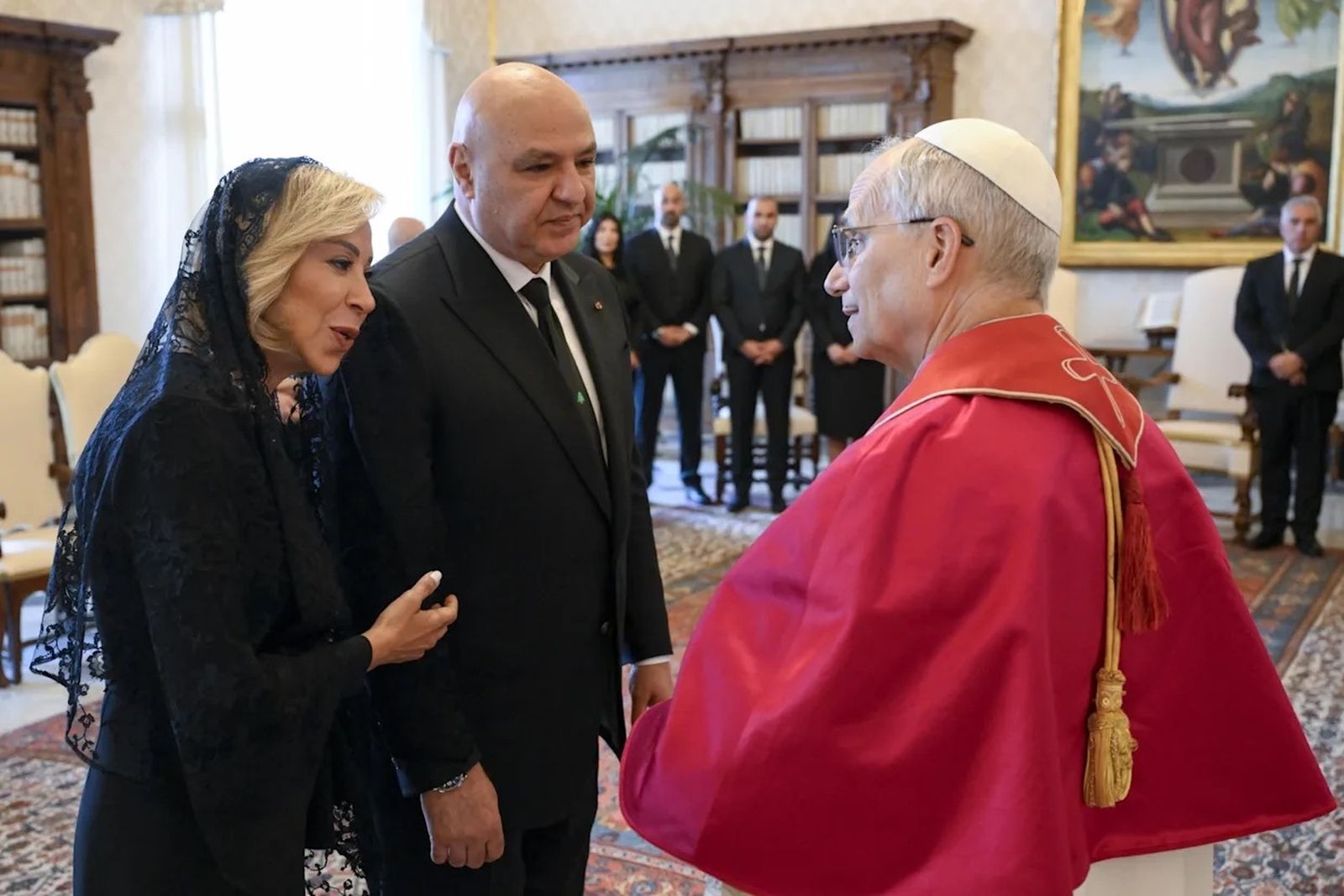 El presidente de Líbano y su esposa saludan a León XIV