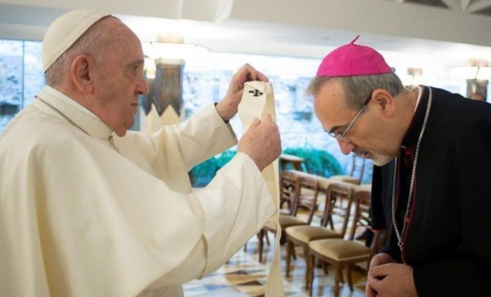 El Papa Francisco le otorga el palio a Pizzaballa