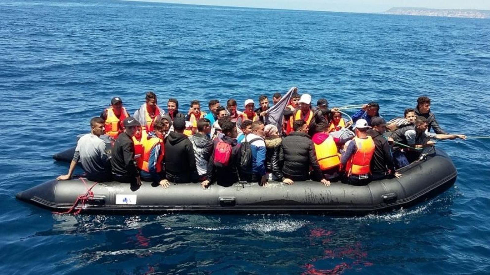 Lancha de inmigrantes en el Mediterráneo