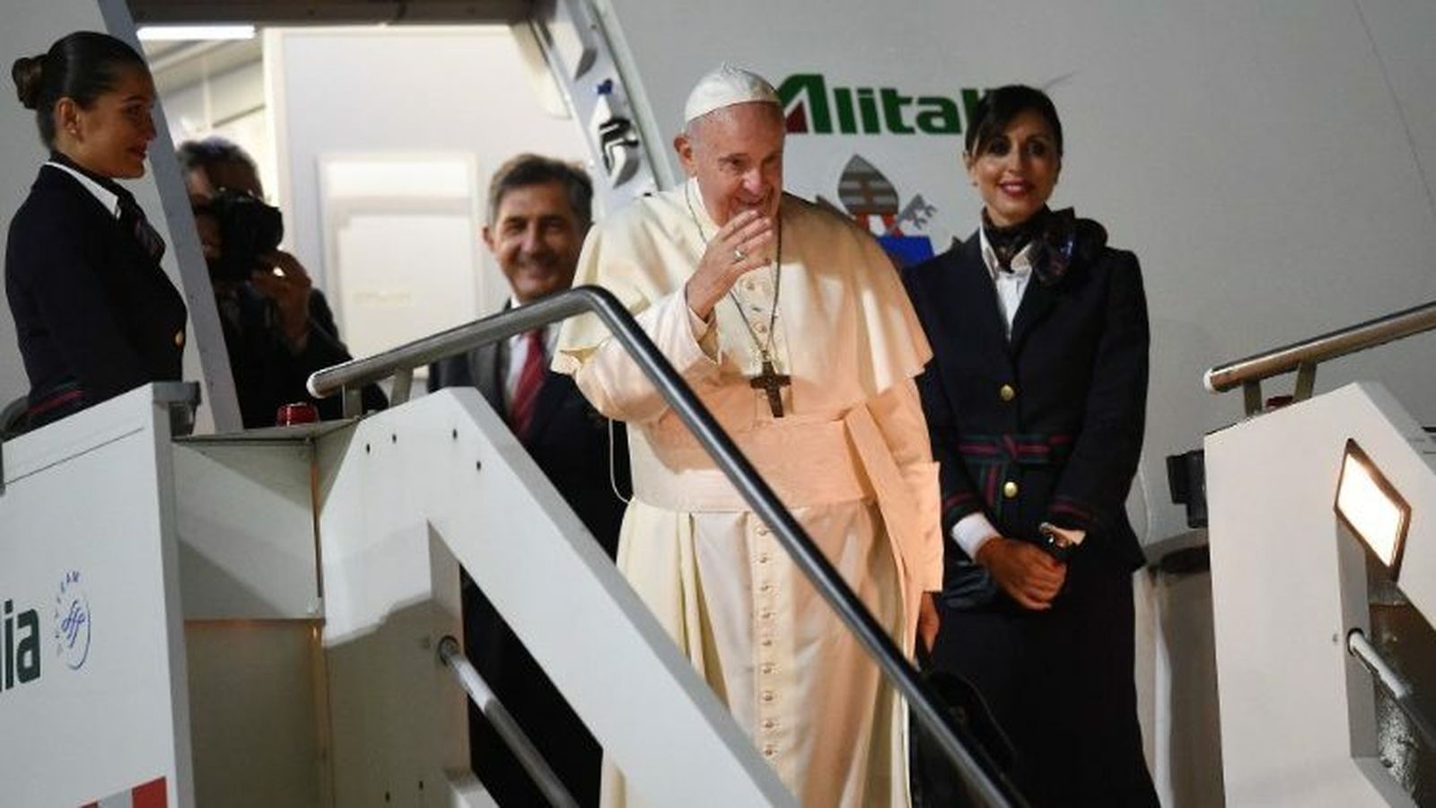 El Papa, entrando en el avión que le llevará a Bangkok