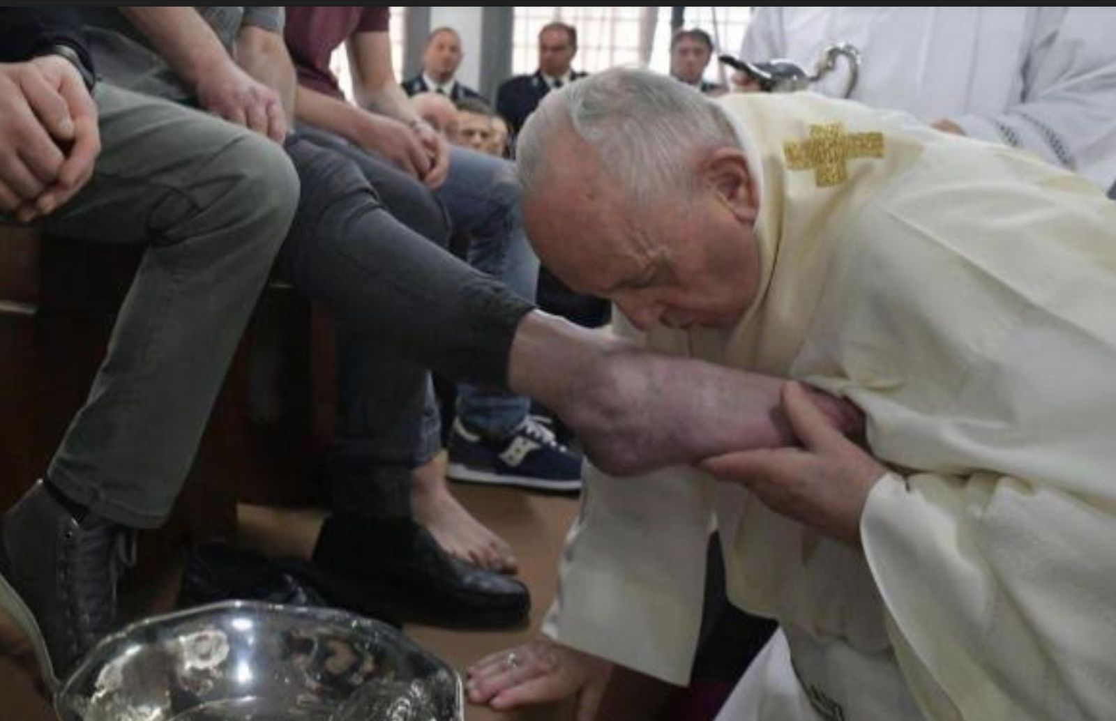Papa besa los pies