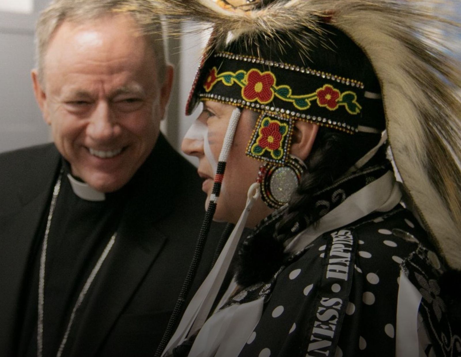 El arzobispo de Vancouver J. Michael Miller, con un jefe indígena