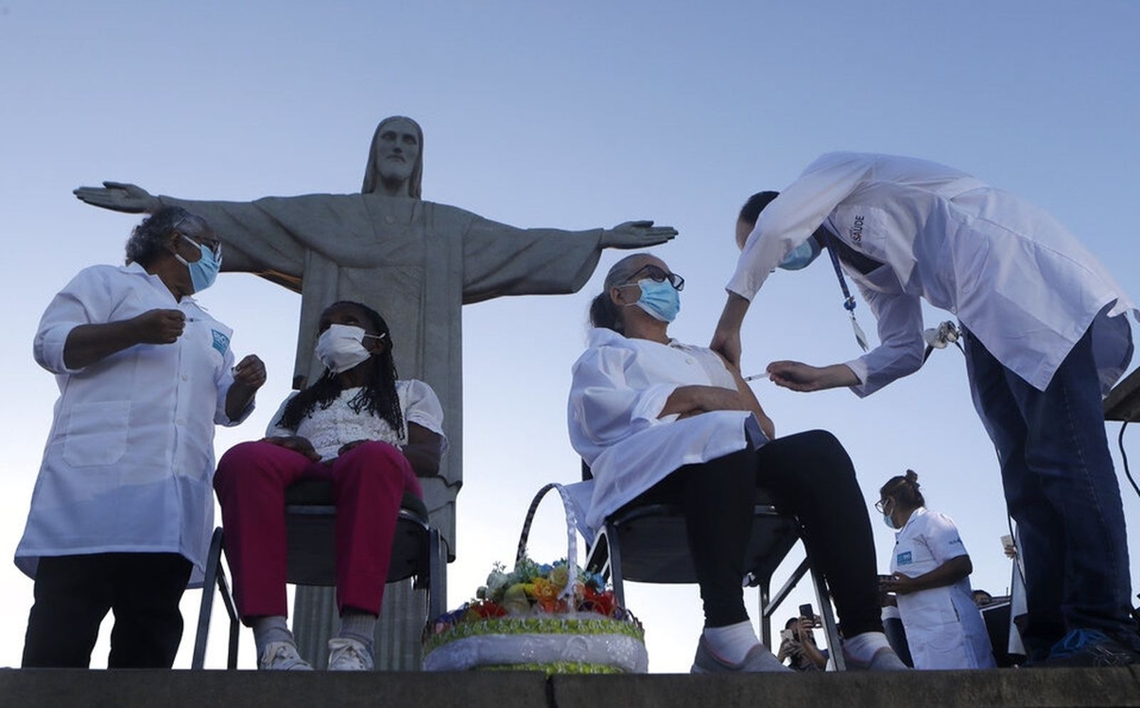 Vacunados junto al Cristo del Corcovado