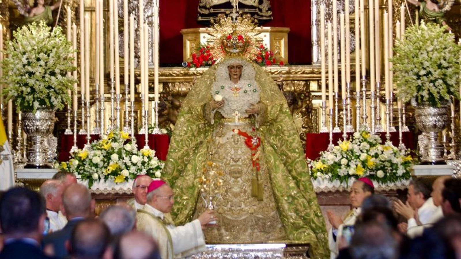 Monseñor Peña Parra deposita la rosa a los pies de la Virgen