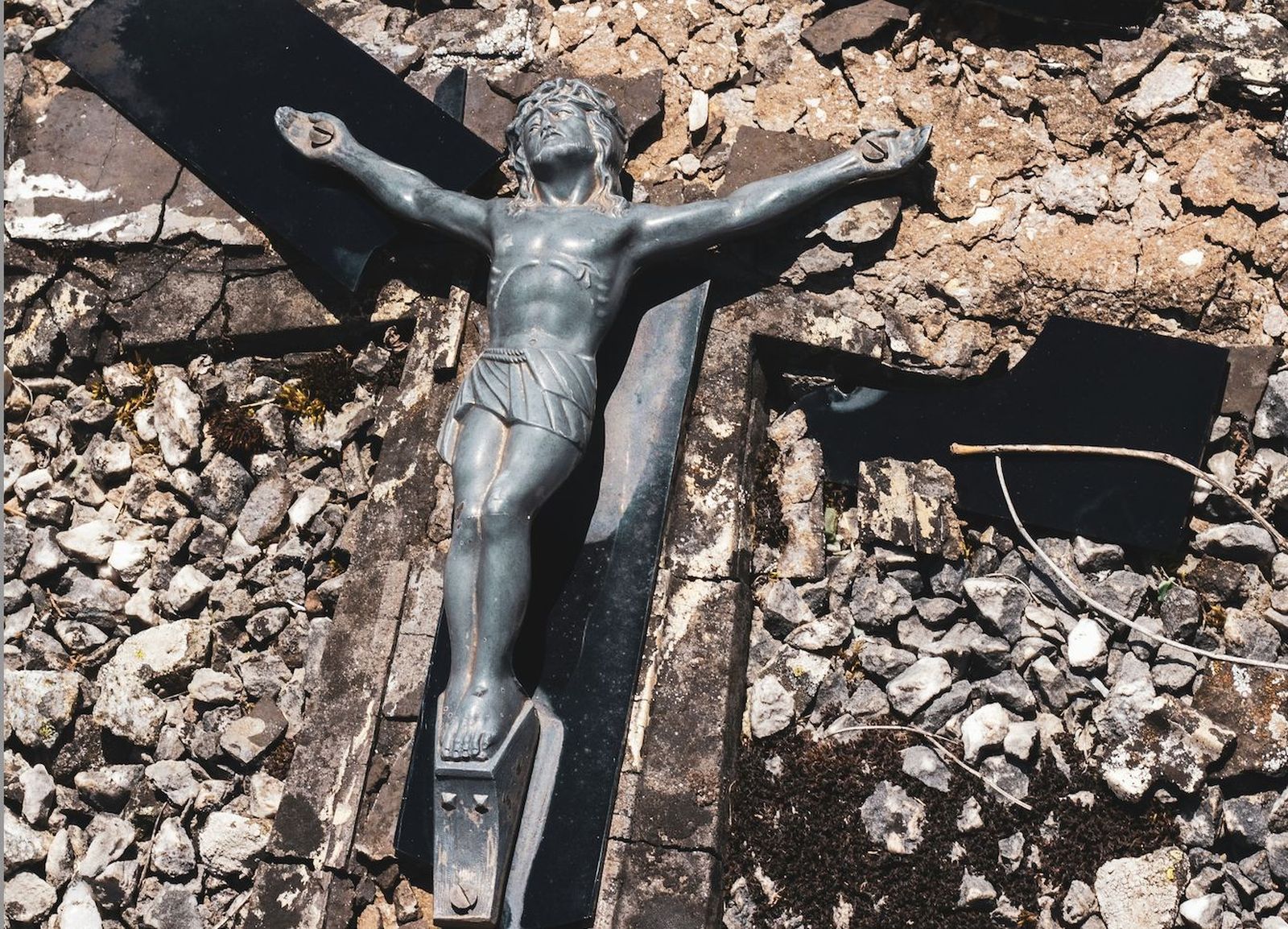 Crucifijo entre escombros