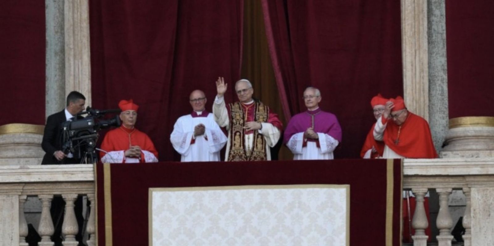Saludo del nuevo Papa, con Parolin el segundo a la derecha
