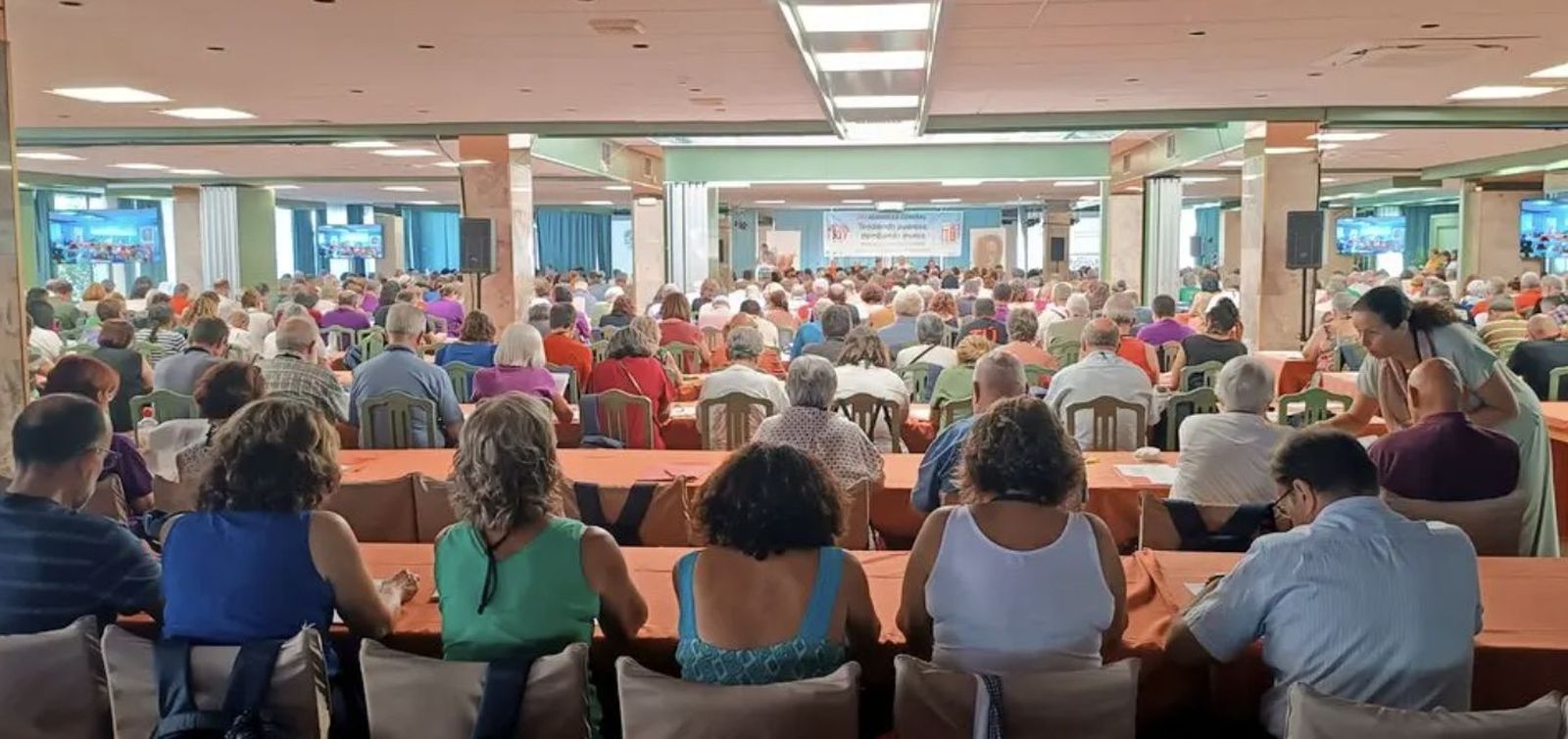 Asamblea de HOAC, de espaldas