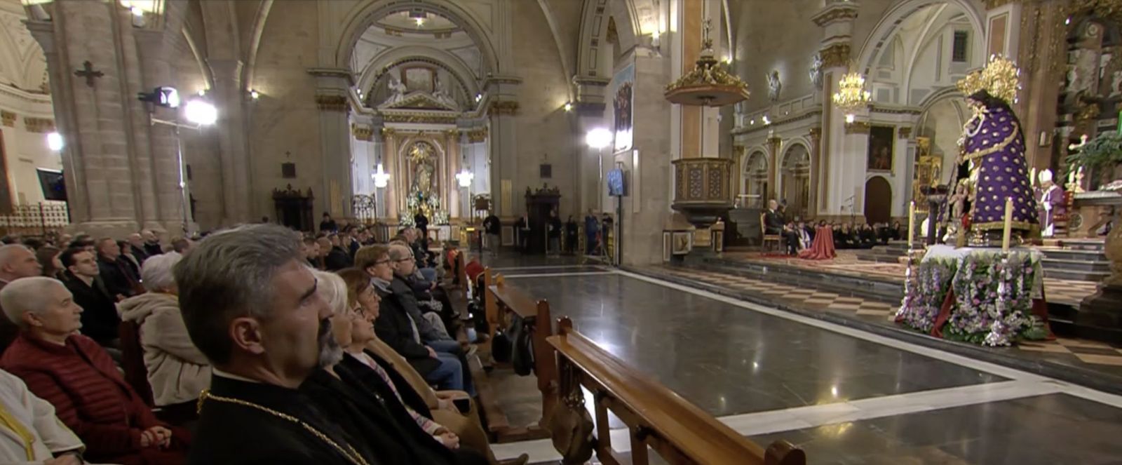 Los familiares de las víctimas de la DANA, en  la catedral de Valencia