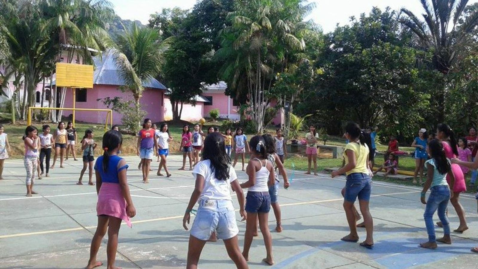 Día de la mujer. Niñas jugando