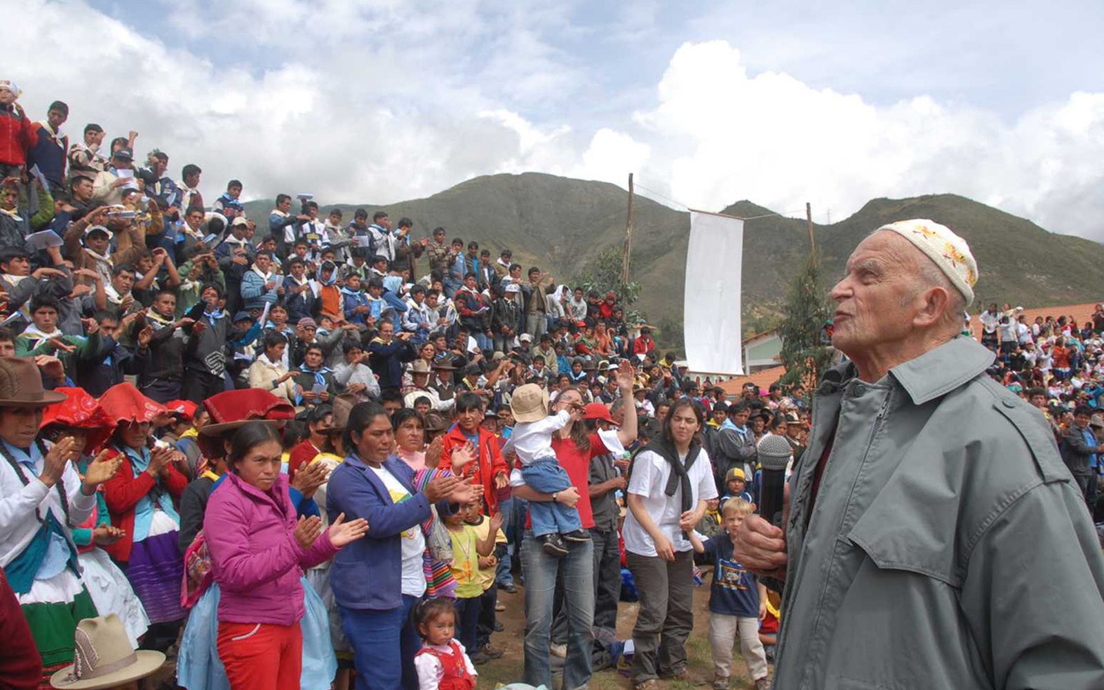 El sacerdote italiano Ugo de Censi, fundador de la organización
