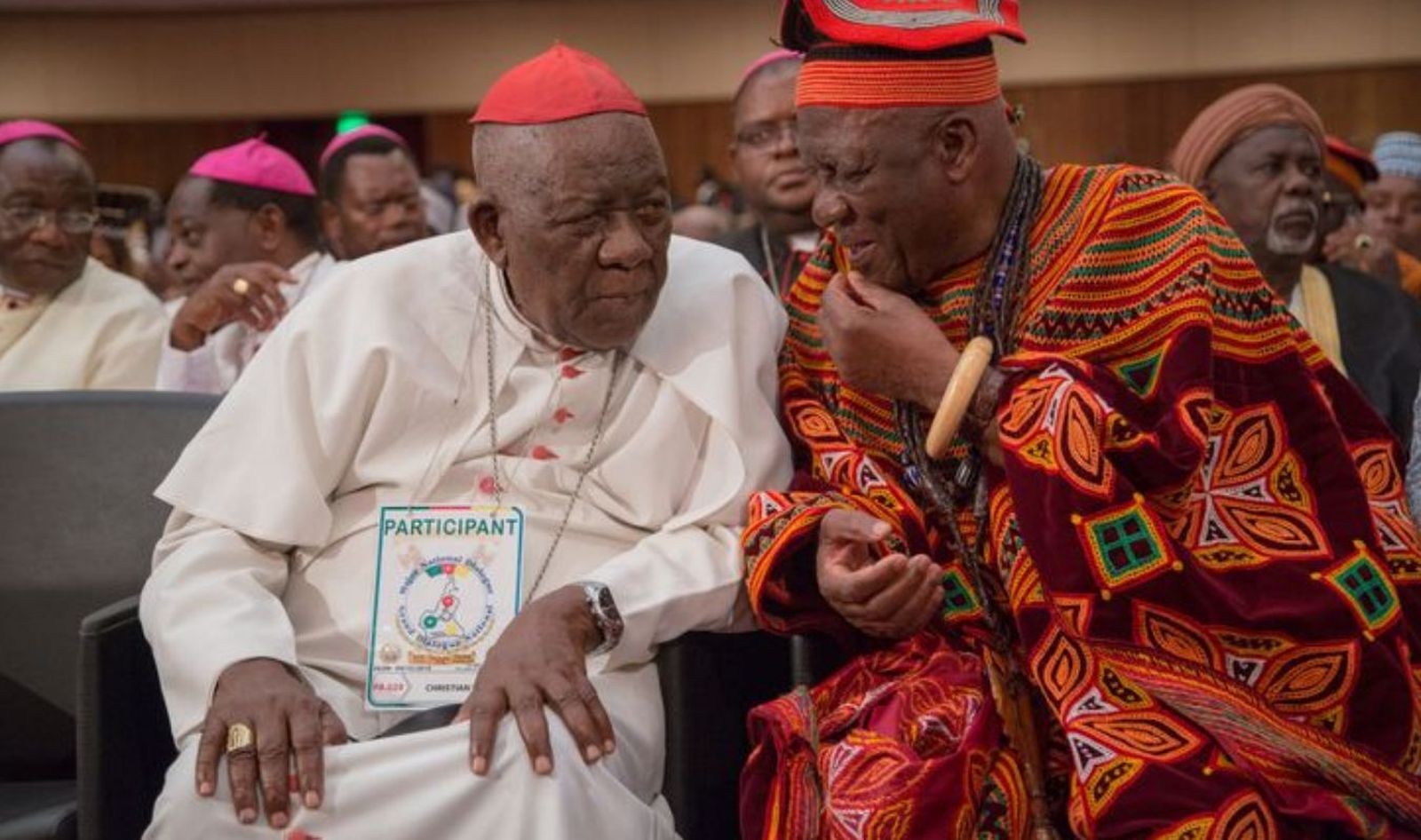 El cardenal Christian Tumi dialoga con el líder de la oposición