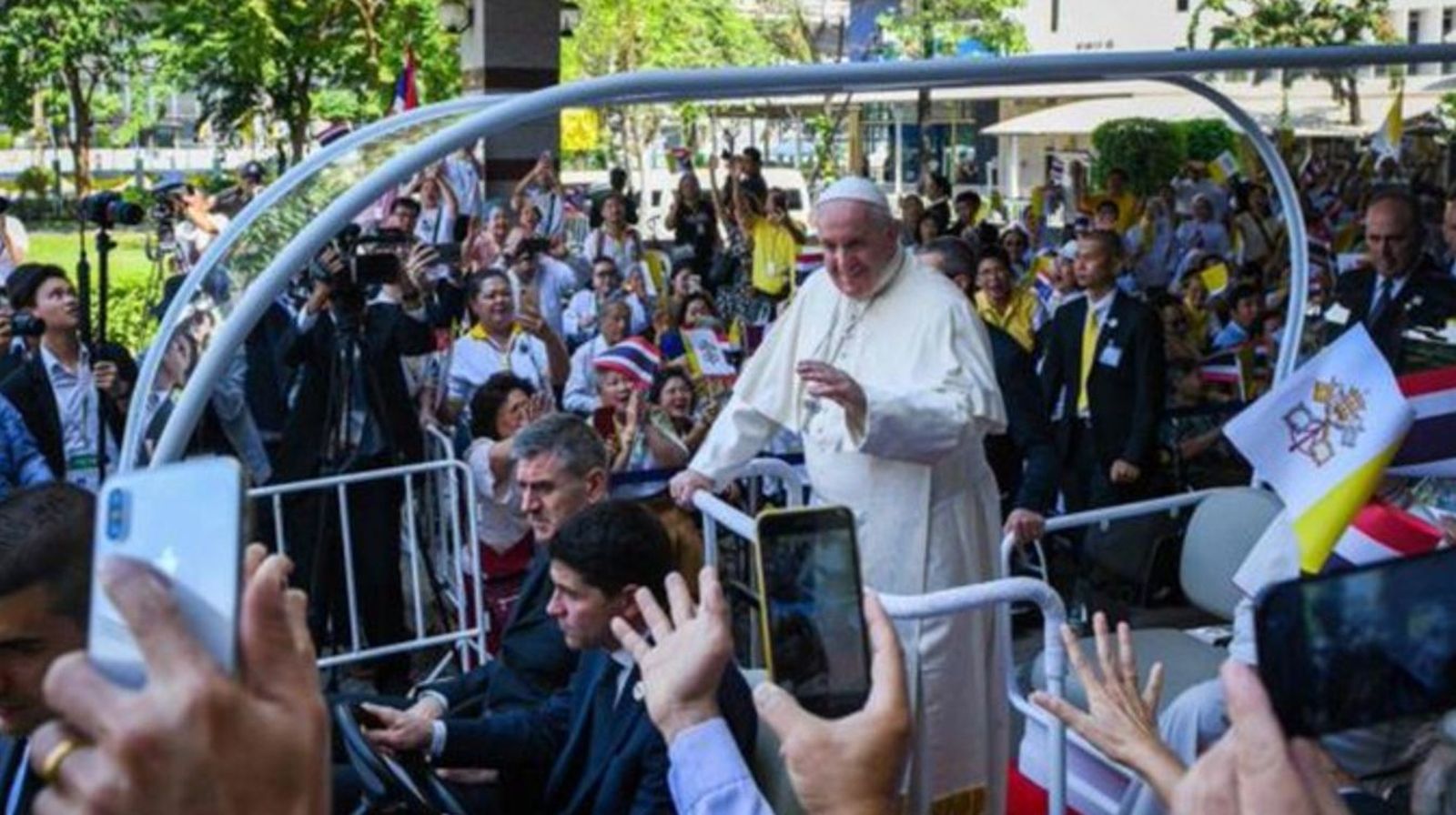 El papa es recibido entre banderines y canciones en Bangkok