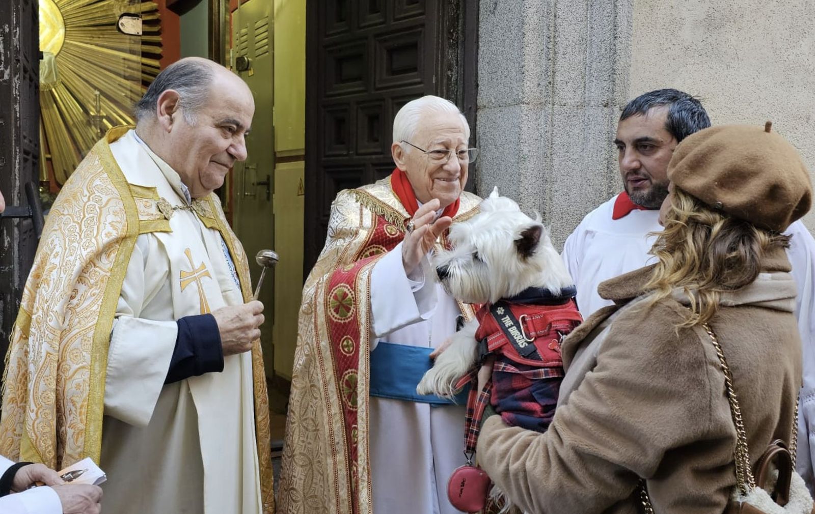 Primeras bendiciones con el Padre Ángel en San Antón