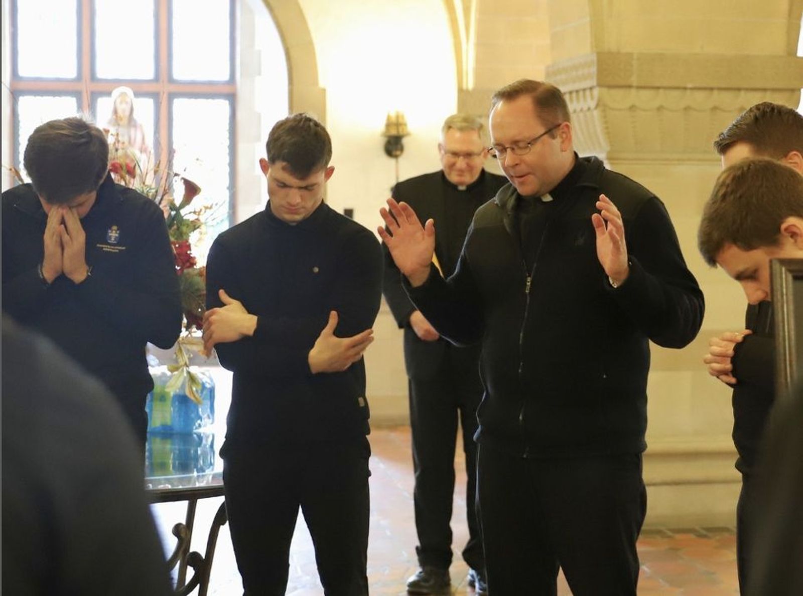 Momento de oración con los formadores en el seminario