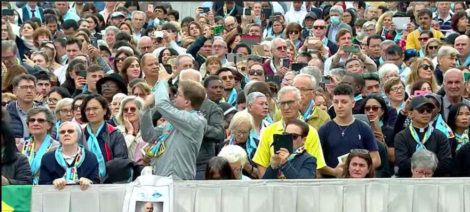 Miles de fieles en San Pedro