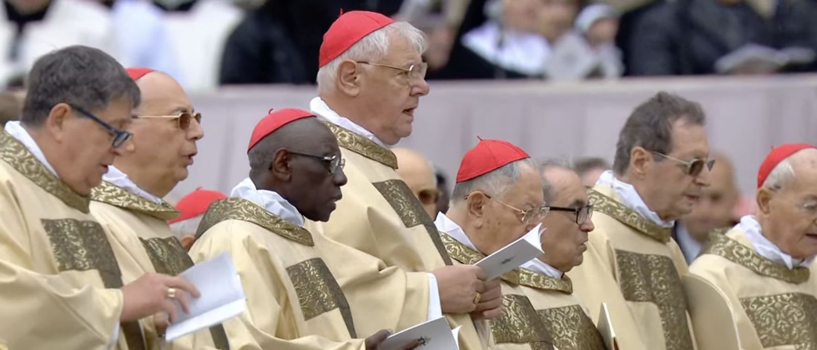 Müller y Sarah, en la misa de Pascua