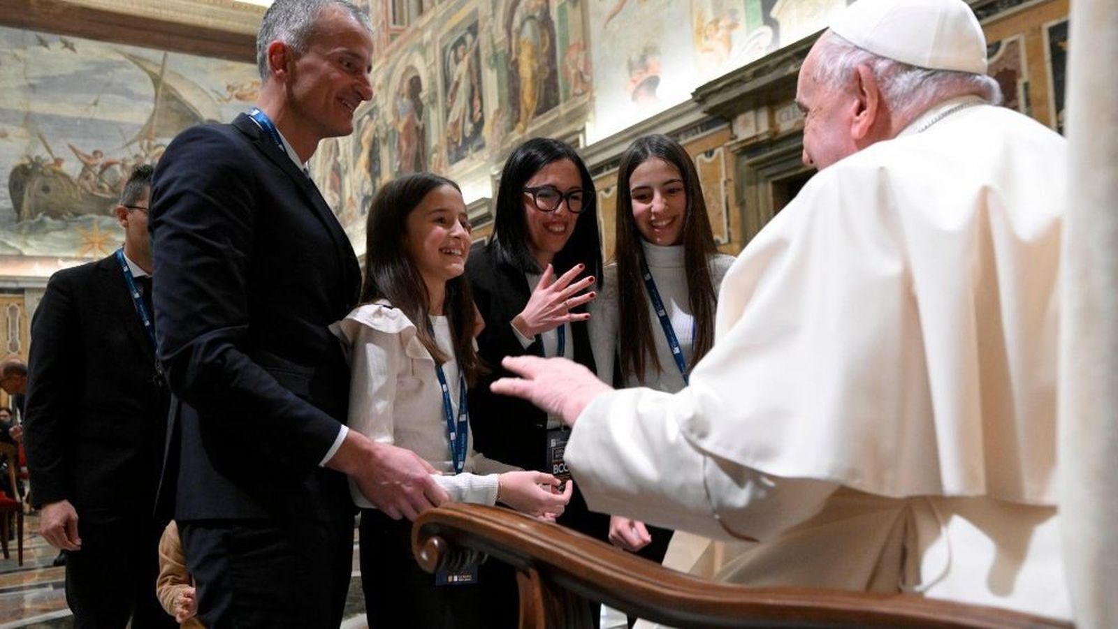 Francisco saluda a empleados y familiares de diversas entidades de crédito