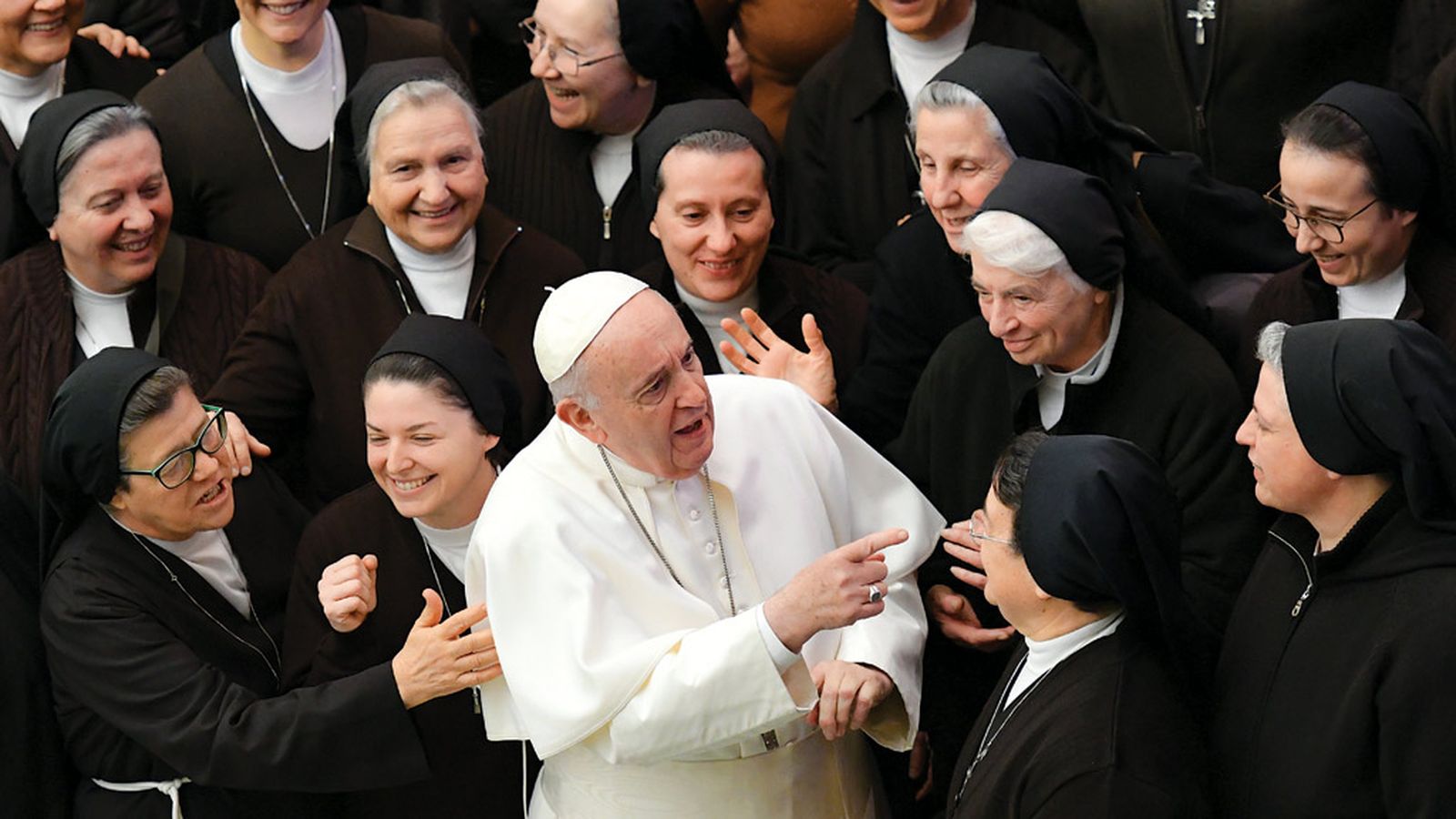 Papa Francisco junto a un grupo de religiosas