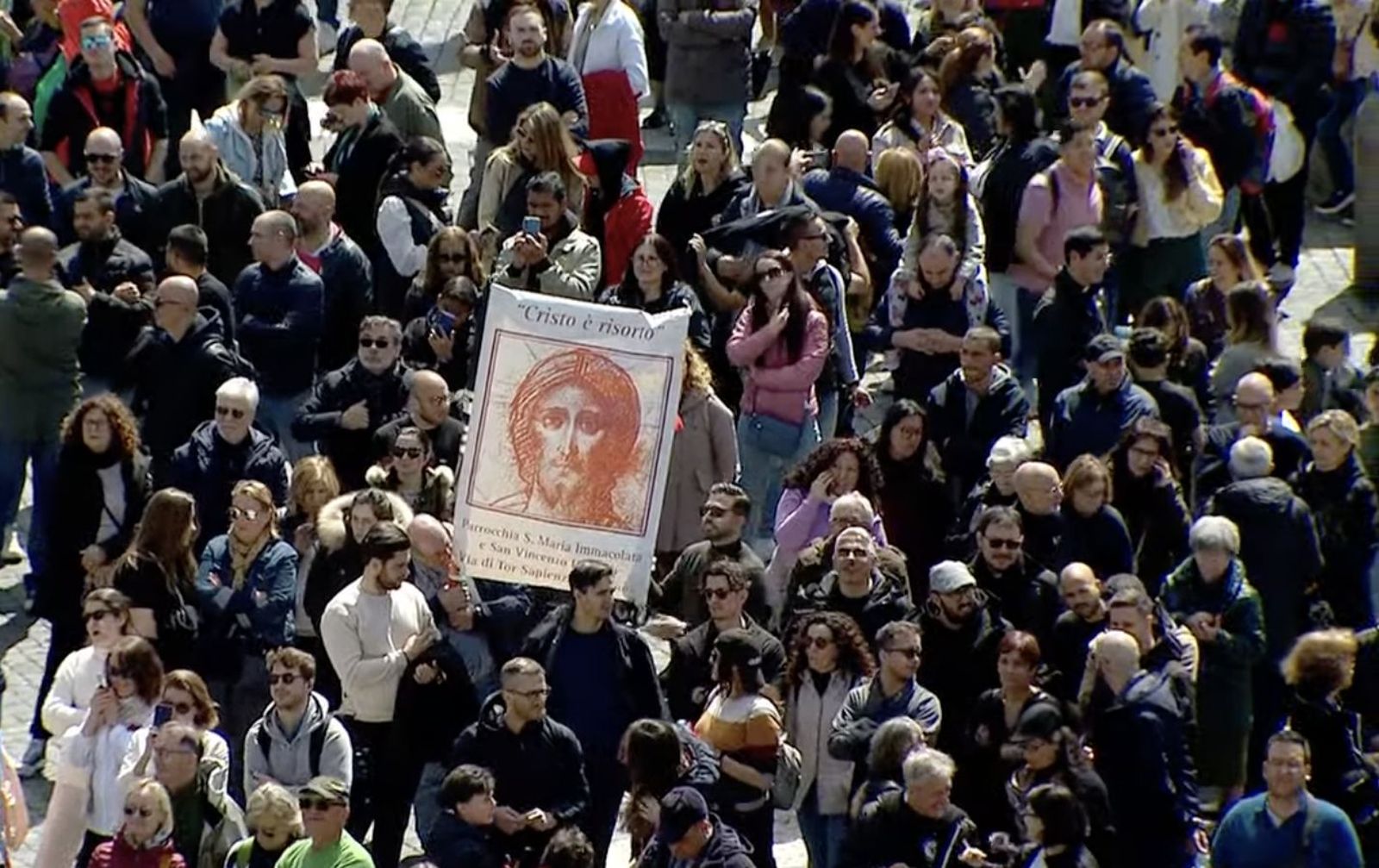 Un grupo de peregrinos escuchan al Papa en el Regna Coeli