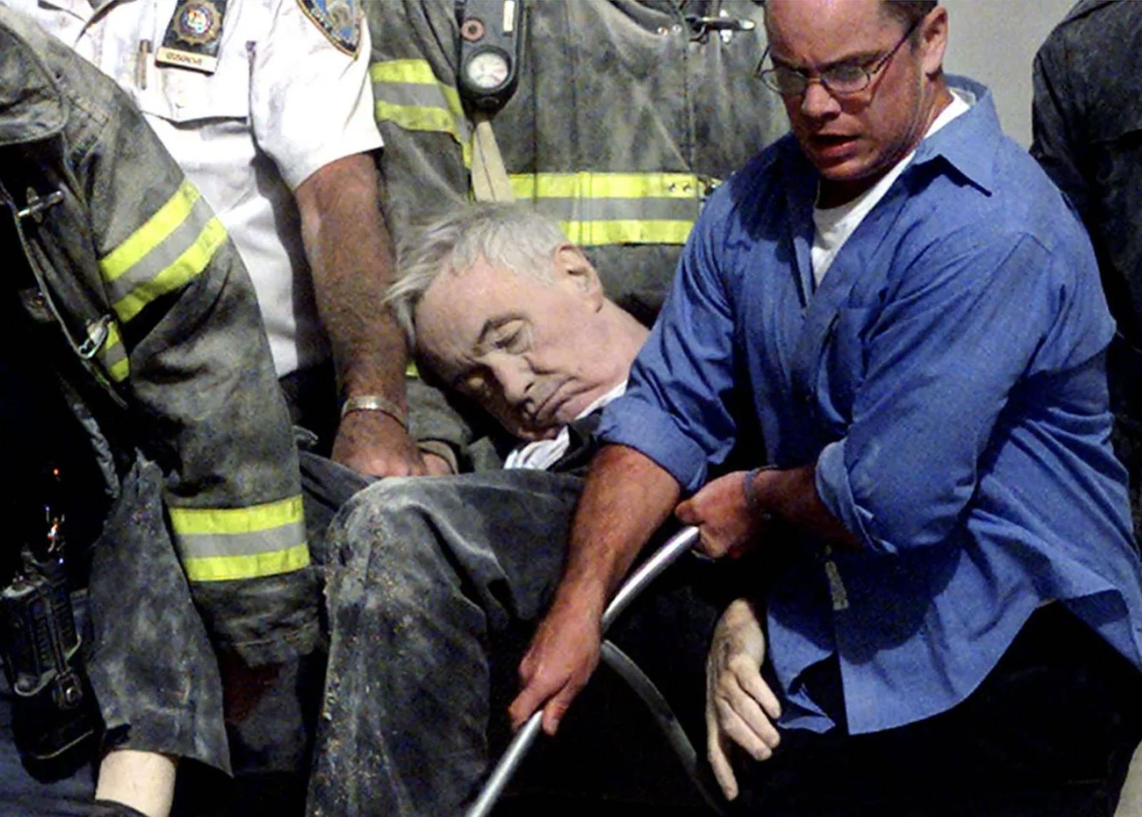 El cuerpo del franciscano Michael Judge, fallecido en el atentado contra las Torres Gemelas