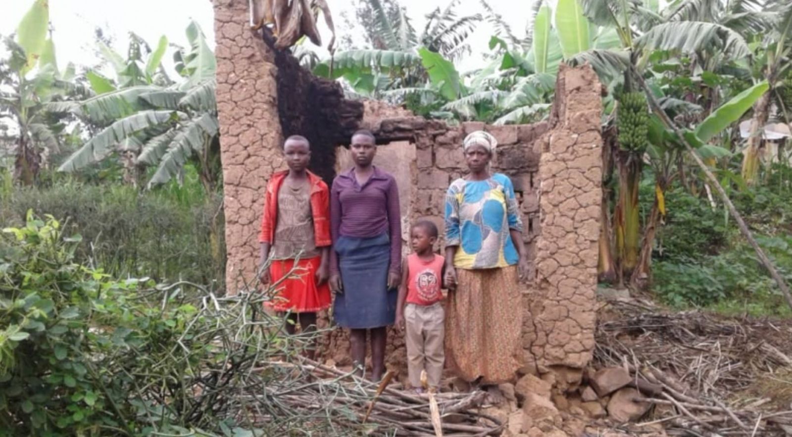 Manos Unidas. Familias de Ruanda que han perdido sus viviendas
