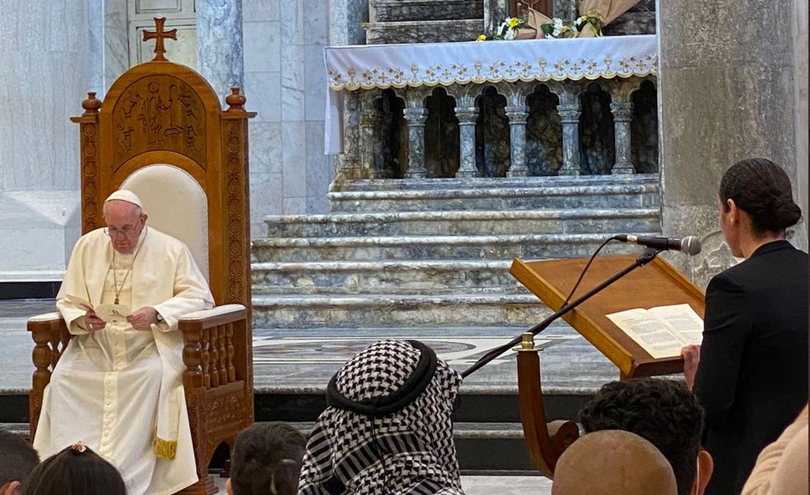 El papa y la seora que perdió a sus hijos en Qaraqosh