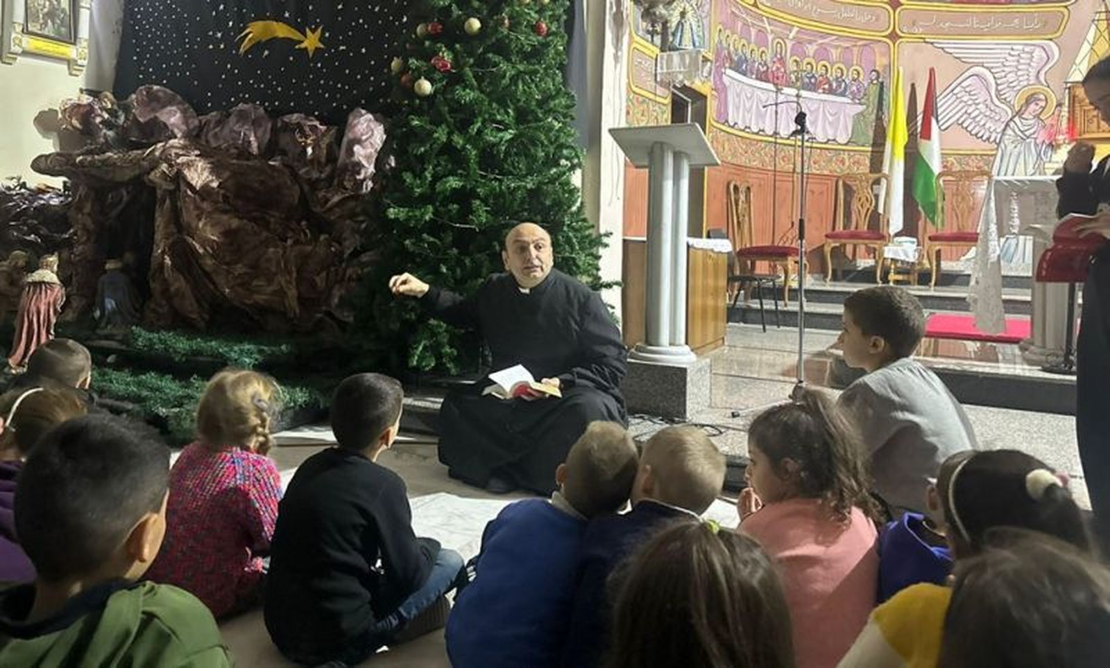 El padre Romanelli en la parroquia de Gaza